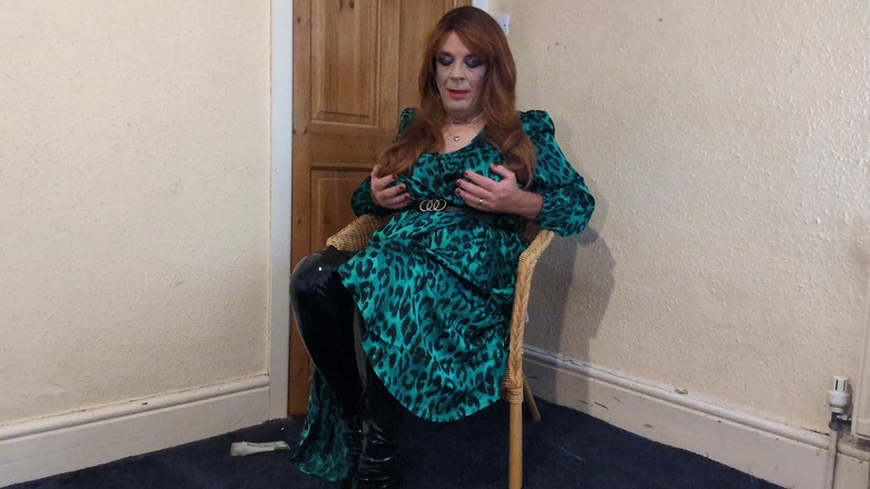 Sarahsatinslut: Con đĩ trong chiếc váy satin màu xanh lá cây xuất...