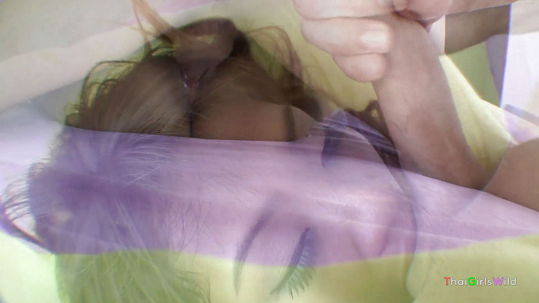 Thai Girls Wild: Asyalı kız yarağı sallıyor ve biraz sperm alıyor