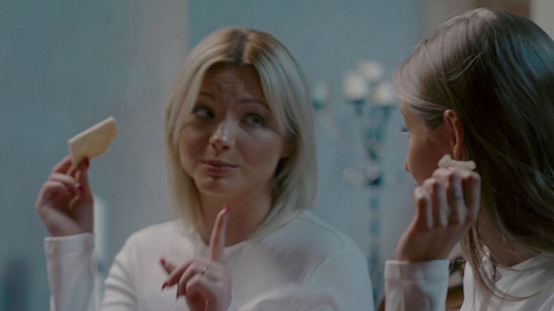 MixedX: Hete lesbische non-tieners Tiffany en Zazie genieten van anaal vingeren