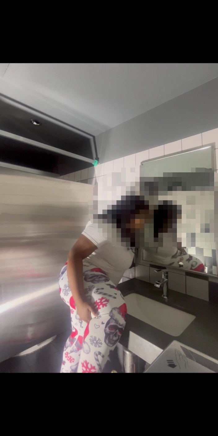 Anye Meshell: Що б ти зробила, якби знайшла мене під своєю ялинкою!