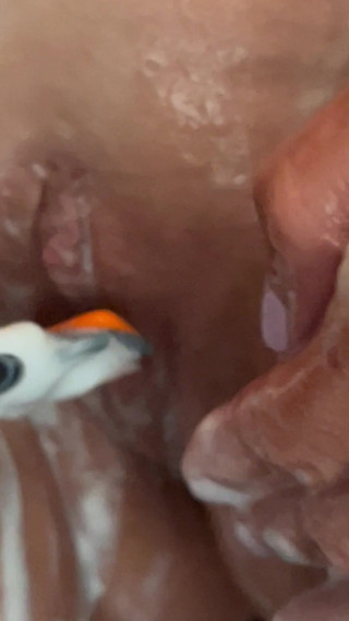 Puck and pussy: Cạo lông dưới vòi hoa sen
