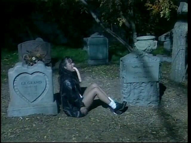 Pound Me Outside: Aziatische seksexpert slurpt buiten op harde blanke pik