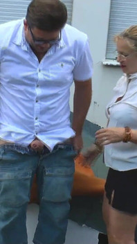 Une blonde mature domine avec un facesitting et du plaisir oral en plein air