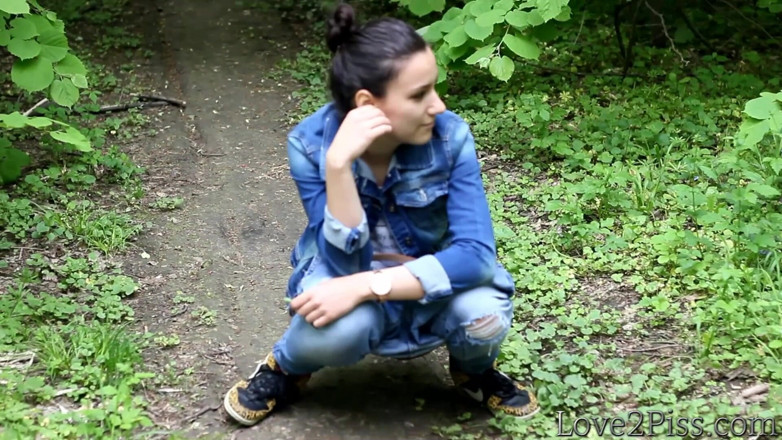 Love 2 Piss: All natural - Ingrid is peeing and wiping herself with a...