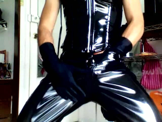 Demon Maniac 33: Il ragazzo sissy mascherato in calze arancioni e corsetto viene...