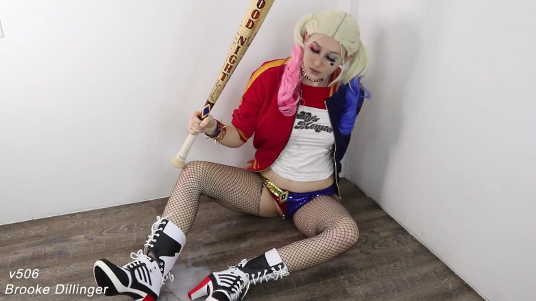 Brooke Dillinger: Harley Quinn dikongkek kelawar besbol