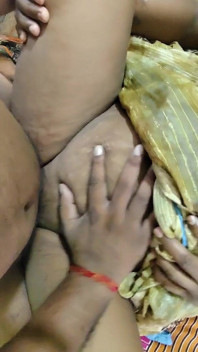 Hot Bhabhi Ki Gand Par Lund Ragad Kar Choda Sidha Leta Kar