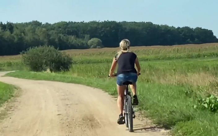 Katerina Hartlova: Me on bike