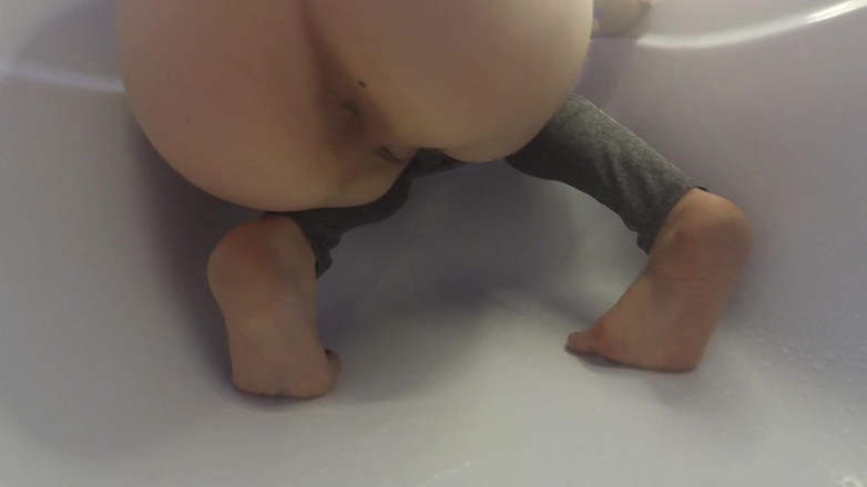 SexyFairyTale: Mädchen pisst ins badezimmer!