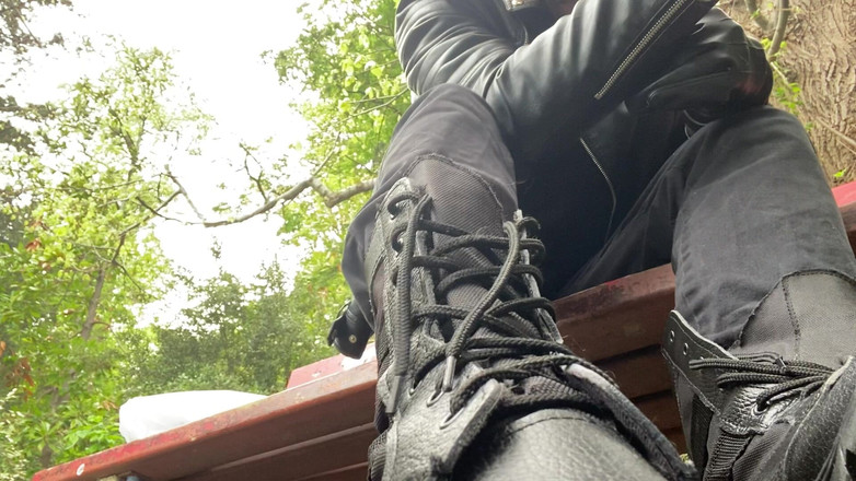 Hunky time: Smoking Leather King Dominant