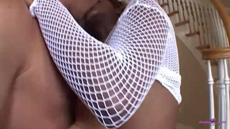 Naughty Black Girls: Сосет его член после глубокого анала заставил этот возбужденный чувак дать ей массивный камшот на лицо