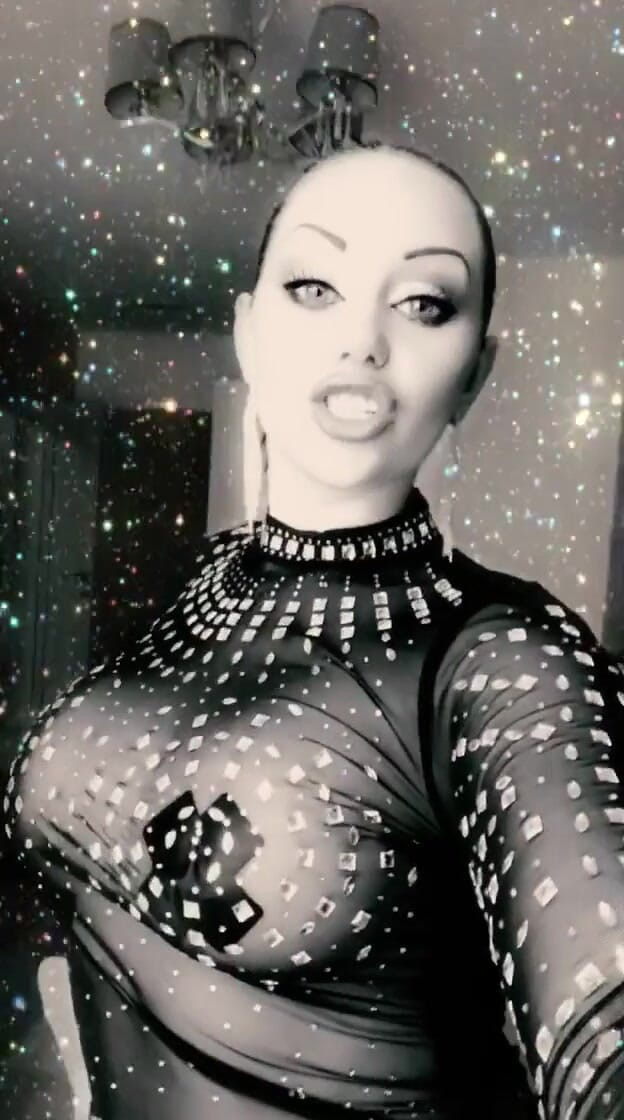 Goddess Misha Goldy: あなたはいつも私の下にいて、それ以外の方法は望んでいないでしょう