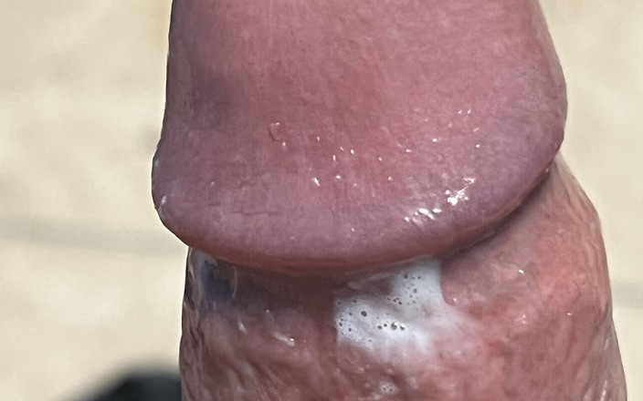 Bigbrook45: Masturbándome mis madrastras meando en bragas