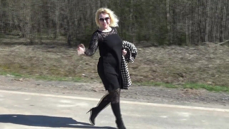 Nylon-Heels: Naughty babe on the road