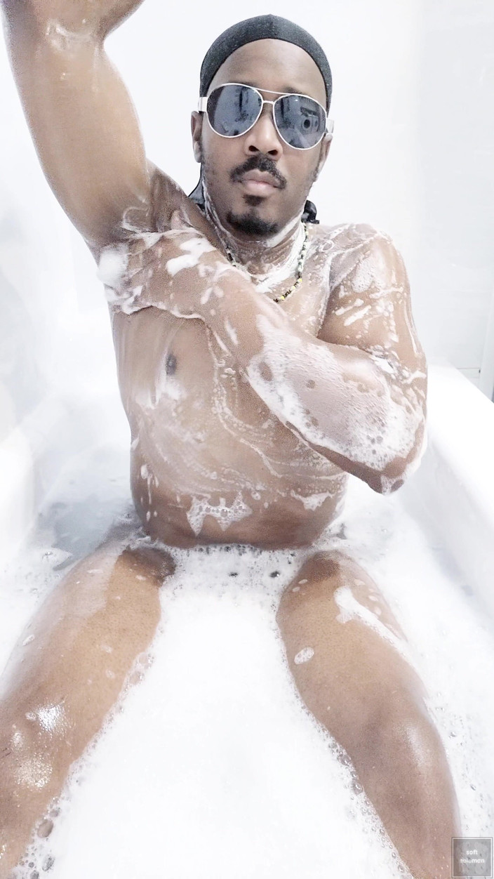 Soft Soleman: Je Me Lave Le Corps Dans Le Bain (6) (sans Vêtements) (2025)