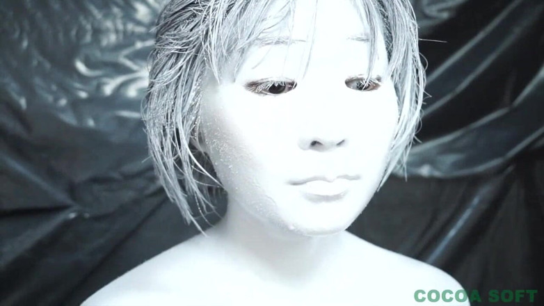 Cocoa Soft: 甘いアジア人の顔と体に白いペンキ