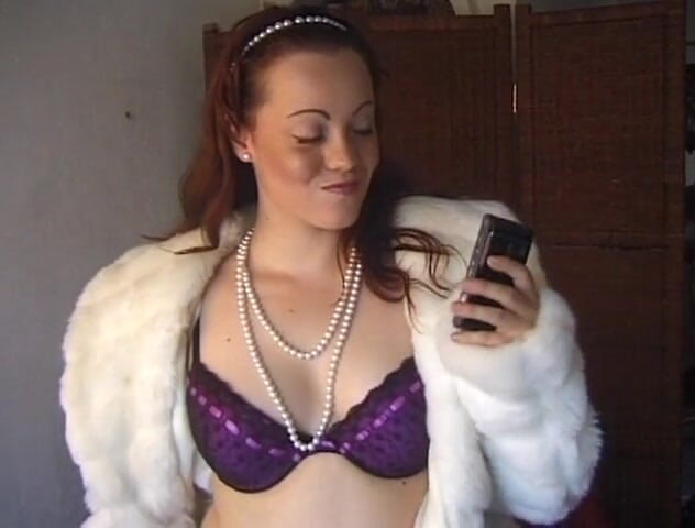 Flash Model Amateurs: Super sexy redhead babe at the interview