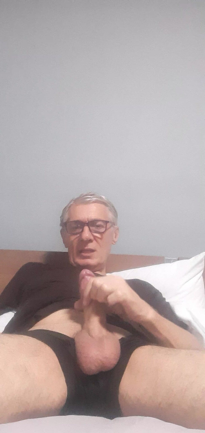 Big uncut hard cock: Sega jerking 手淫
