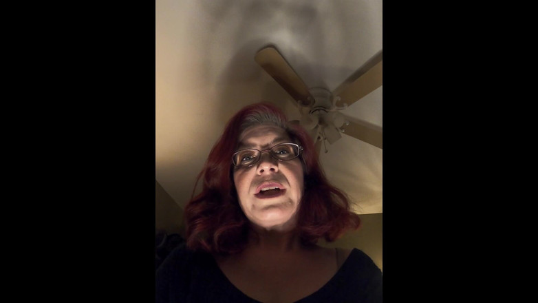 Elianna: Lilgiantess сидить і лає крихітного пасинка