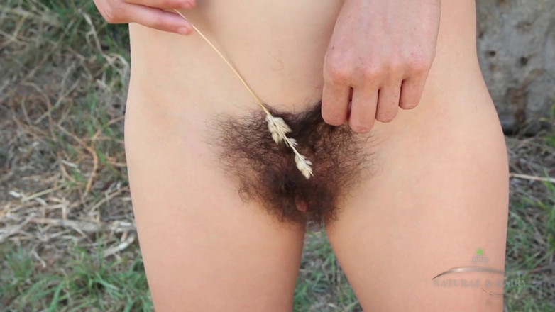 ATK Hairy: Roe se présente et exhibe son joli petit corps poilu à...