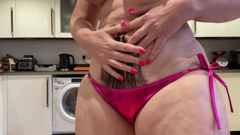 Sophie James: Biggest Bush Shampoo and Condition Time