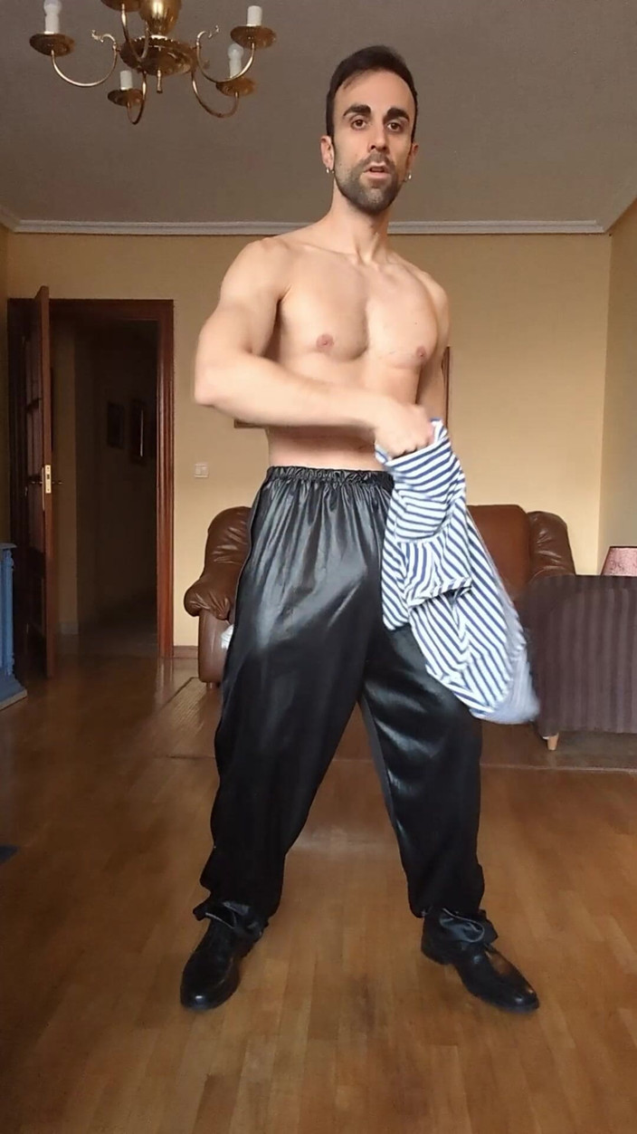 Zeus Ray: Askeri elbiseli bir streeptease yapıyorum