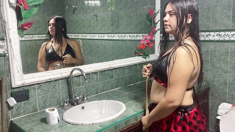 Latin Bang: 彼がトイレをしている間、私の義理のいとこは私をスパイします、彼は私を見ると興奮し、彼が絶頂するまで彼とセックスするように私に頼みます