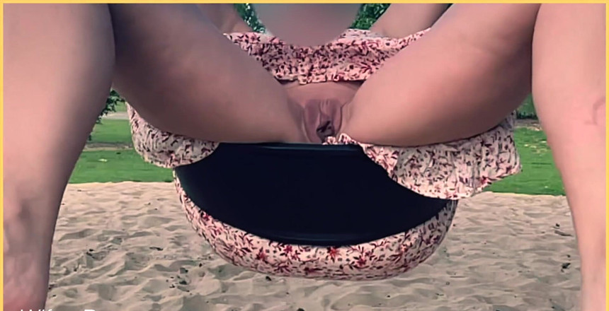 Wifey Does: ブランコに乗って、うーん、忘れ物があった...