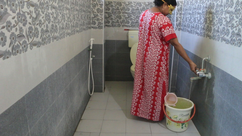 Desi Homemade Videos: Indická Desi Bhabhi brzy ráno sprcha