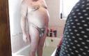 XXX platinum: V koupelně sexy nahá žena oholená Pubis a koule nevlastního otce