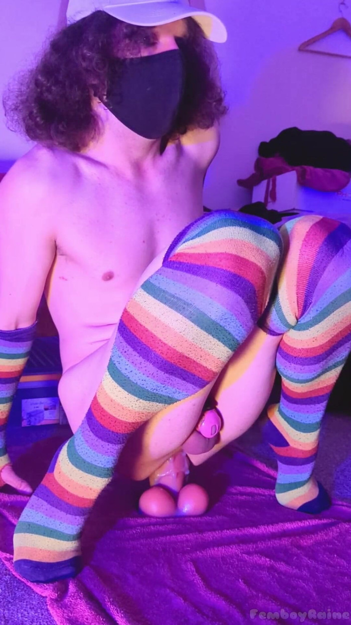 Rainbow Femboy: Roztomilá Locked Femboy Raine poskakující na thier oblíbených xl hračkách