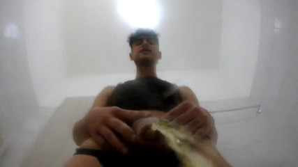 Idmir Sugary: Pis op de cameralens - pov-pis