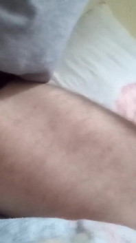 เด็กชายใส่ถุงมือดำยืดว่าวด้วยเครื่องช่วย แต่ชอบหียางมากกว่า!