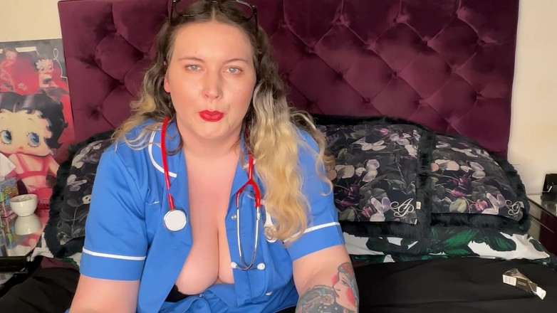 MissFFW: Sigara içen hemşire öksürüyor