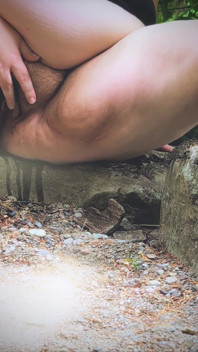 Orinar en la naturaleza