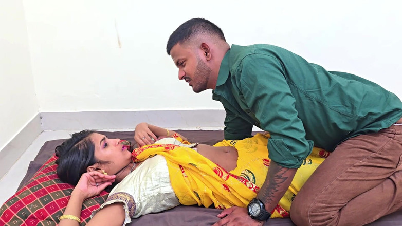 SAWITA BHABHI: 집에서 마누라를 따먹지 않을 때 집주인과 공동 침대를 공유하는 하녀