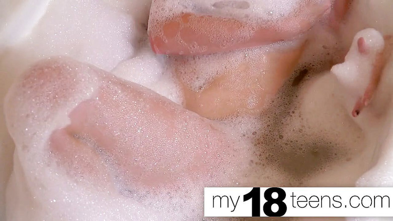 My 18 Teens: MY18TEENS - 赤毛プレイマンコと泡で胸を愛撫 - 足フェチ
