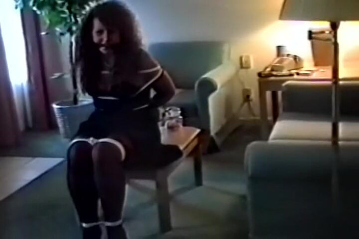 Club of Bondaged Babes: Questa ragazza in abito nero si diverte a farsi legato