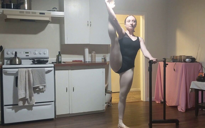 voyeurpervert: Quý cô cherry khiêu vũ ba lê trong leotard và...