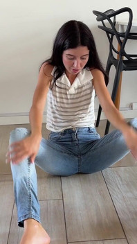 Natte jeans in wanhoop en gouden douchewatersporten nat en vies