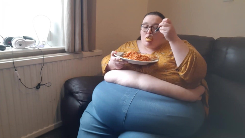 SSBBWLadyBrads: SSBBW ogromny brzuch podczas jedzenia na kanapie