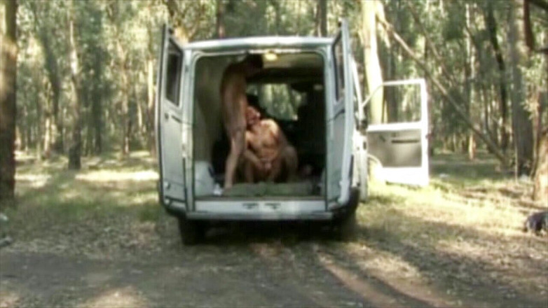 Black fuckers with big cock: Knullad av ebenholts i pubbuss utomhus