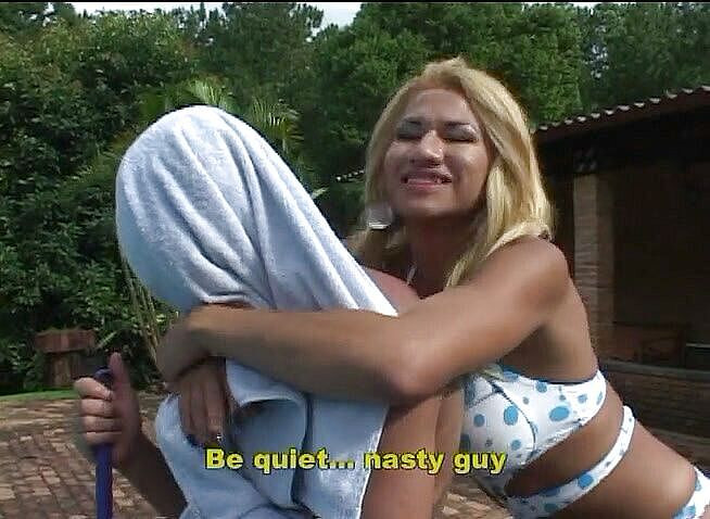 Chicks with Dix: Blonde shemale neukt en zuigt erg heet