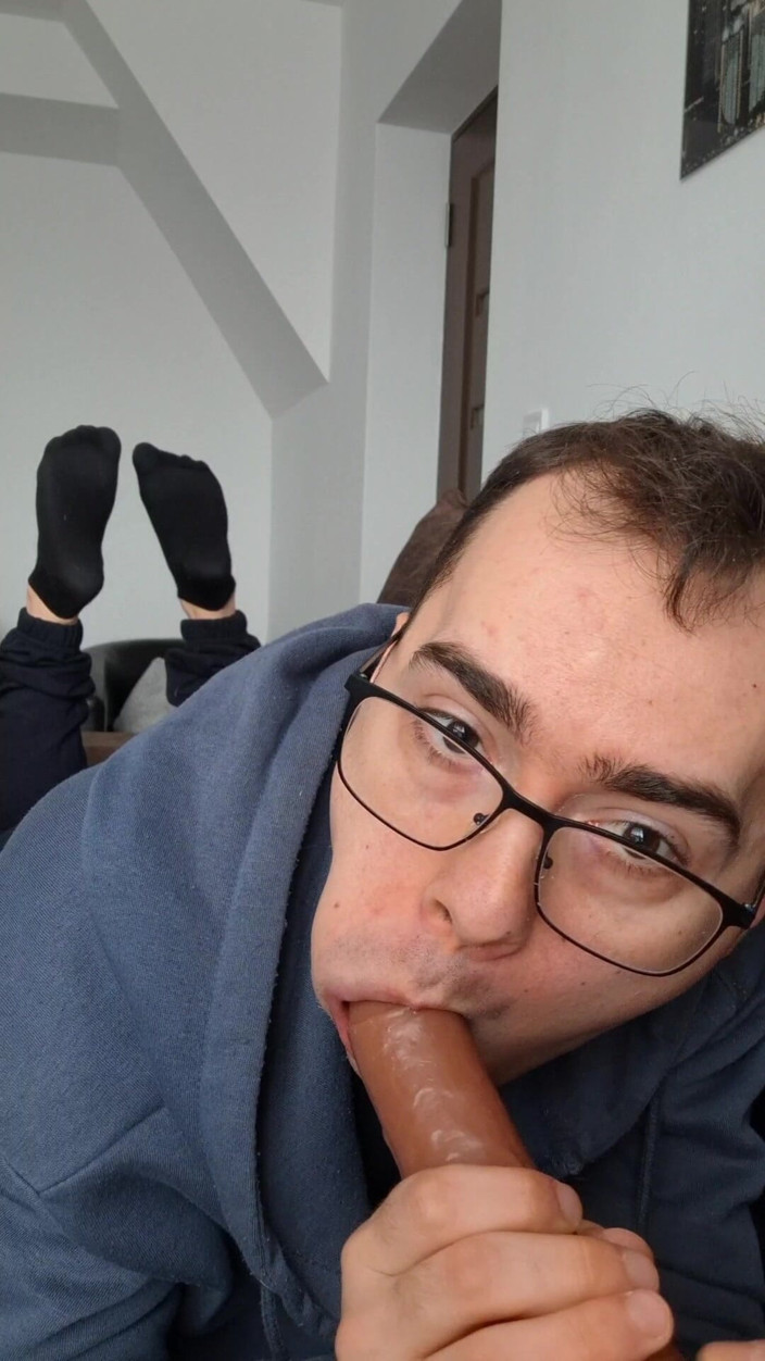 The college boy: Lutsch deinen schwanz, bis du in meinen mund kommst, dildo