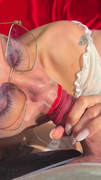 Kamera POV. Pemotretan di taman musim semi berubah menjadi blowjob