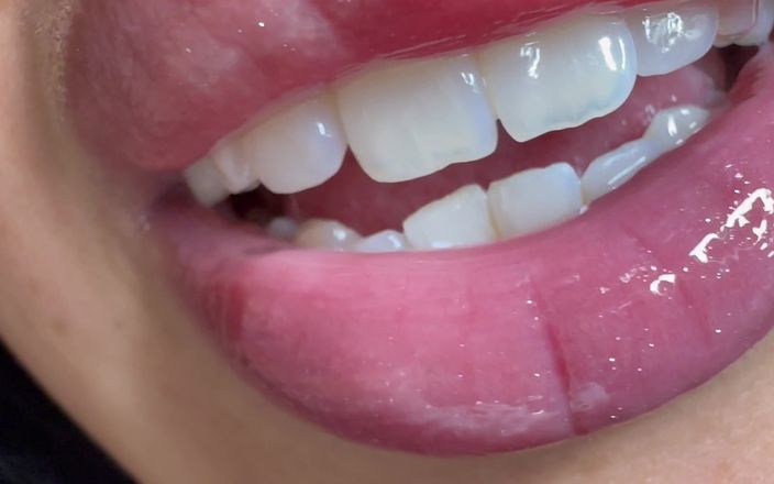 Asmr_mouth: Giantess把这个小男人塞进她的嘴里