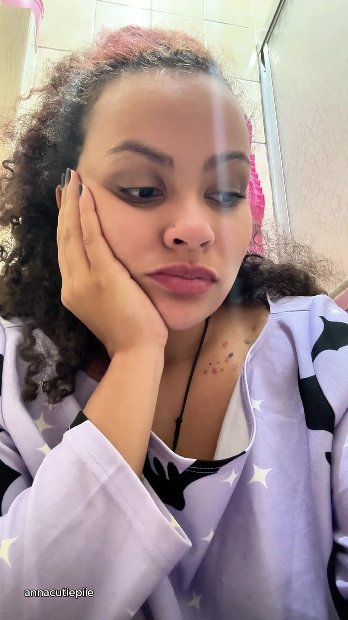 Cutiepiie Chubby: 上厕所和的不耐乳汁的女孩