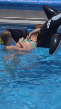 Le ragazze lesbiche si divertono in piscina con uno squalo gonfiabile