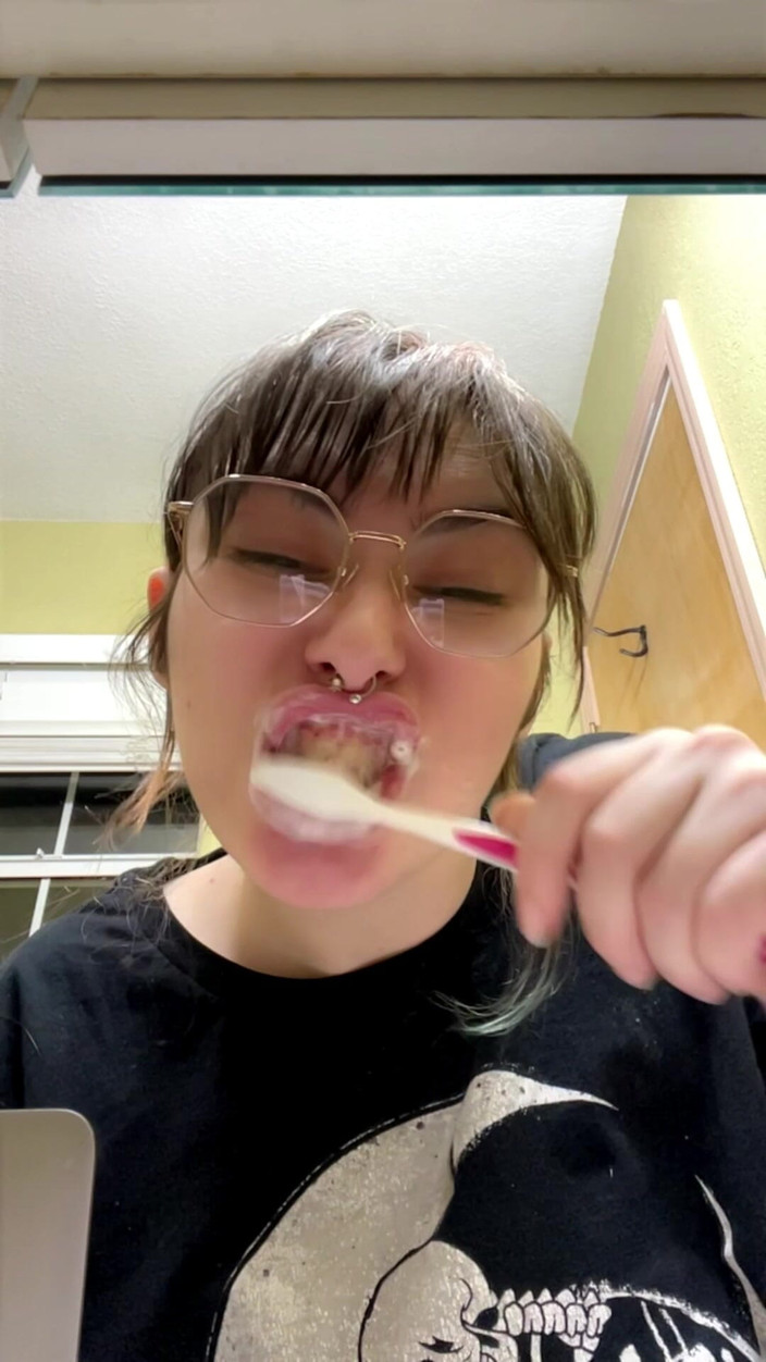 Mushroombitchx: Чистю мои зубы