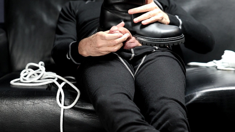 Boototternl: Papi spielt mit seinen ledernen polizeistiefeln auf seinem mushroomhead-schwanz